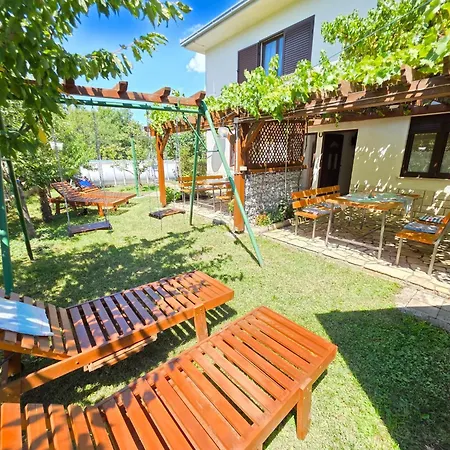 Διαμέρισμα In Mit Grill- Terrasse Und Garten By Interhome *