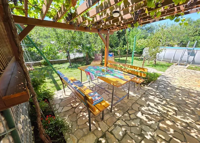 In Mit Grill- Terrasse Und Garten By Interhome Apartmán