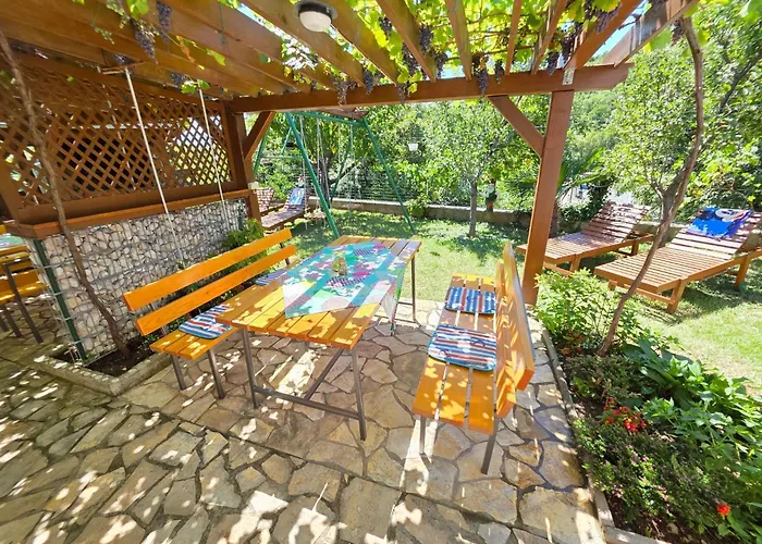In Mit Grill- Terrasse Und Garten By Interhome Apartmán