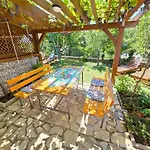 In Mit Grill- Terrasse Und Garten By Interhome Apartament